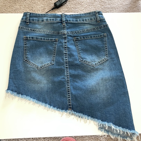 💙💎Stretchy diagonal/asymmetrical cut ripped jean skirt never worn! Make offers - Picture 4 of 4